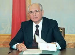 Gorbatschow erklärt sein Rücktritt als Präsident der Sowjetunion im 25.12.1991